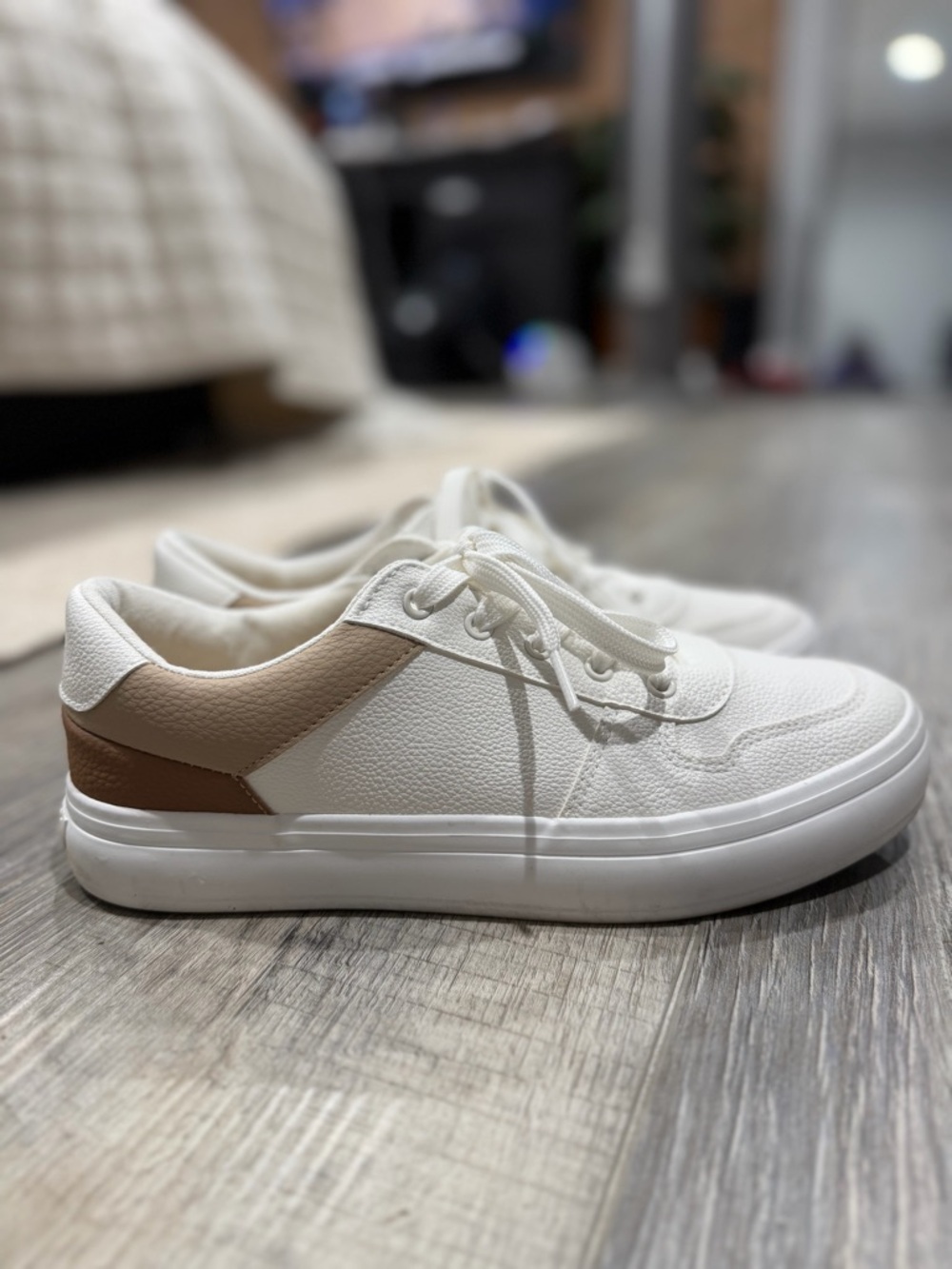 Nautica White/Tan Sneakers – Men’s Size 9.5